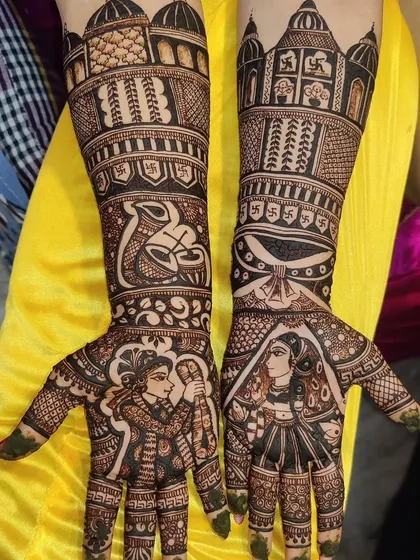 This design features a varmala scene on the palms, with a conch shell and swastika symbols on the forearms for good fortune.