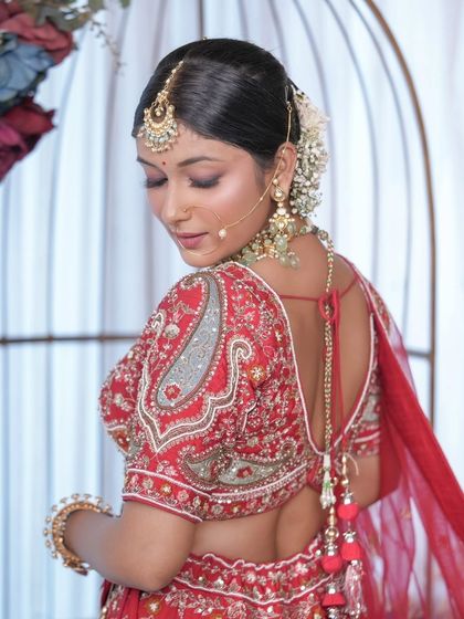A complete bridal look featuring a heavy, gold-plated Kundan necklace, haath phool, and maang tikka, all available for rent.
