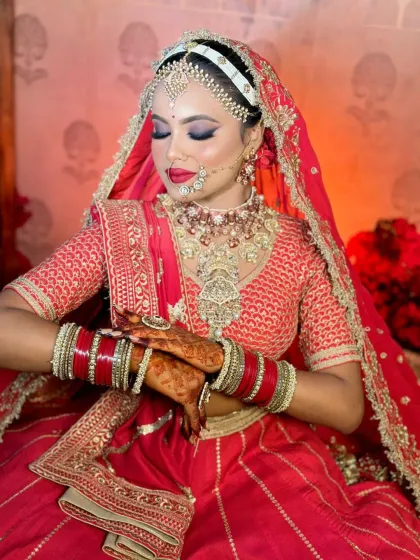 A serene bridal moment. The soft, blended eyeshadow and perfectly sculpted brows complete this traditional look, showing the importance of detail in professional bridal makeup.