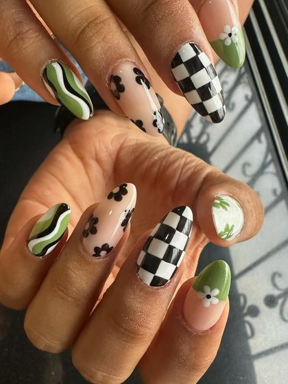 Another angle of this eclectic green, black, and white set. I love combining different styles like graphic checkerboard and soft florals on one hand.