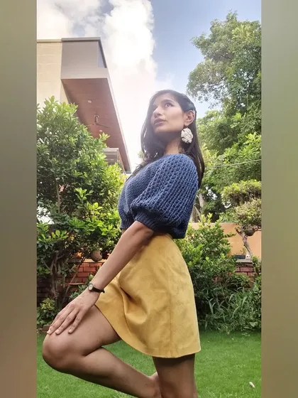 Feeling happy and confident in my finished #StellaTee. The puff sleeves are the star of this design. I paired it with a yellow skirt for a bright, cheerful look.