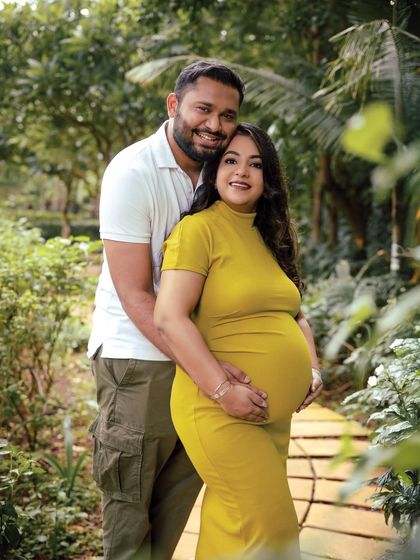 A beautiful couple portrait surrounded by the lush greenery of a Mumbai park. This setting provides a vibrant and natural backdrop for a relaxed and intimate maternity shoot.