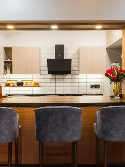 This pass-through window with a live-edge wood counter creates a bar-style connection between the kitchen and the adjoining room. It’s a perfect setup for entertaining.