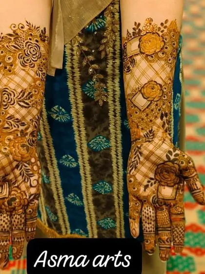 A closer look at the rose and jaali (net) pattern combination. This fusion of soft florals and sharp geometric lines is a popular choice for festive mehendi.
