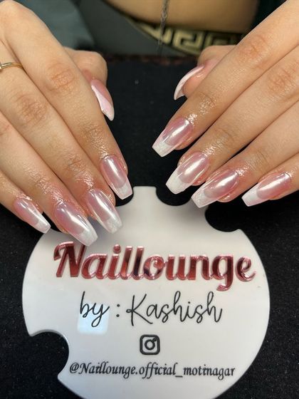 A beautiful chrome ombre set, blending from a sheer nude base to a pearlescent white tip for a glazed donut effect.