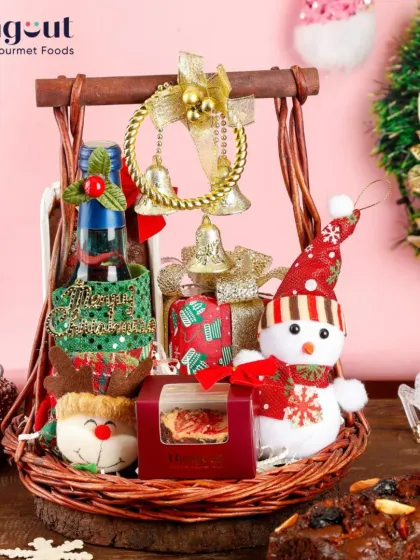 Jingle all the way to sweeter celebrations with this Christmas Special Hamper. It features a non-alcoholic drink, a cute snowman, and other festive treats packed in a charming basket swing.