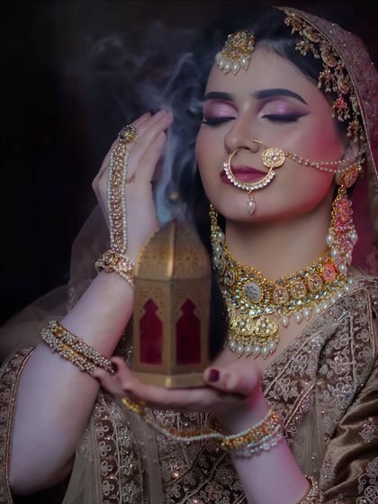 A Khaliji bride look, featuring dramatic winged eyeliner and intricate gold jewelry, a specialized technique taught in our advanced courses.
