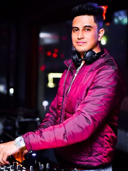 Another Monday, another packed house. I bring the same high energy to my weekday gigs as I do on the weekends.