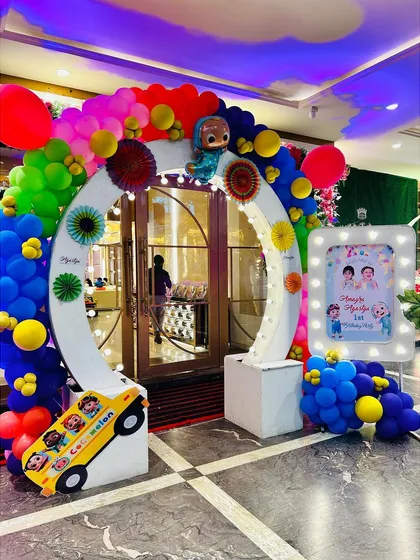 The party starts at the entrance. Here’s a vibrant Cocomelon themed welcome arch, complete with character cutouts and a personalized light-up sign. I design these arches to build excitement from the very first step.