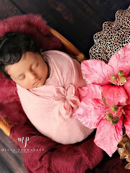 A wider view of the basket setup, showing the contrast between the soft pink and the deep maroon.