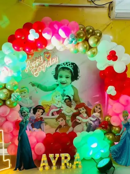 A different lighting effect on the red and gold princess theme.