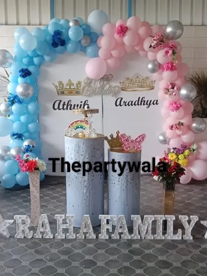 A unique decoration for a joint birthday party, with a half-and-half color scheme of pink and blue. It's a great way to celebrate two kids at once.