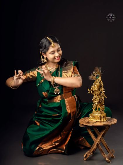 A beautiful moment of devotion and art, as the mom-to-be performs a dance mudra towards a Krishna statue.