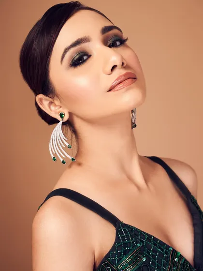 Emeralds, drama, and a whole lot of glam. This close-up shows how I love to play with color. The deep green smoky eye is bold yet sophisticated, perfect for making a statement at any high-profile event.