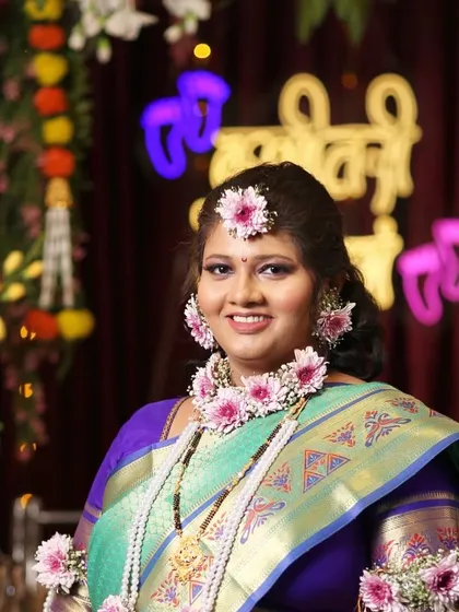 The mom-to-be looking radiant at her Dohale Jevan. The natural makeup look is complemented by beautiful fresh flower jewelry.
