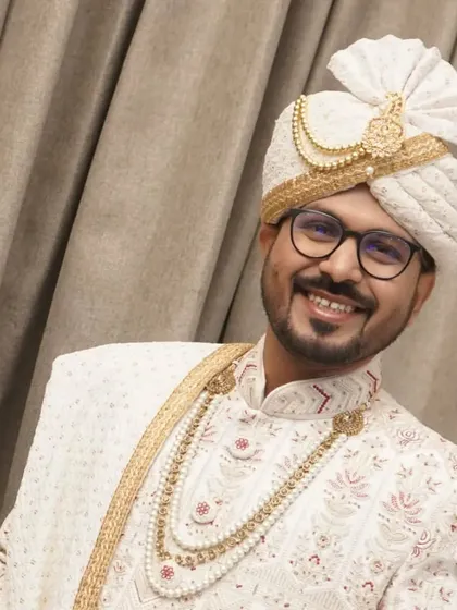 The groom smiling, ready for his wedding. The makeup is natural and fresh, perfect for a day filled with photos and celebrations.