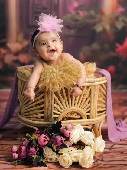 Capturing the pure, unfiltered joy of a baby is my specialty. This little one's bright, happy expression, framed by soft florals and rustic props, shows how I create a comfortable and fun atmosphere for sitter sessions.