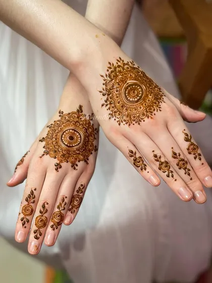 A delicate and minimal take on the mandala. This design is perfect for someone who wants something elegant and understated, with simple dots and swirls on the fingers.