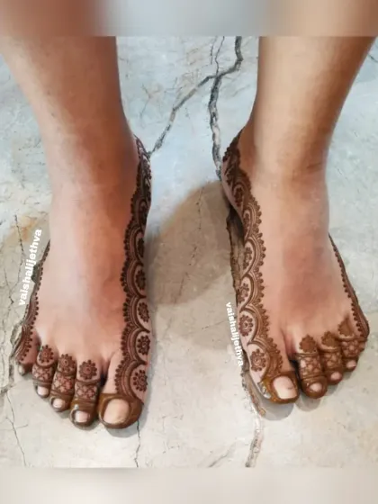 Another angle of this graceful foot mehndi. The delicate floral border accentuates the natural curve of the feet, offering a subtle yet beautiful look.