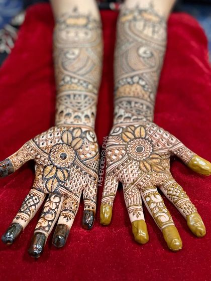 Another shot of the sunflower design, showing the rich color of the henna paste.