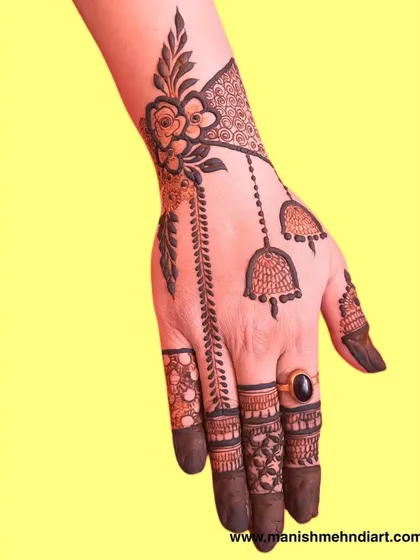 A delicate design with hanging bell motifs. This style is perfect for festive occasions and adds a touch of playful elegance to your hands.