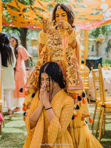 A traditional Kaleerey ceremony during the Haldi, where the bride blesses her friend for her own upcoming wedding.