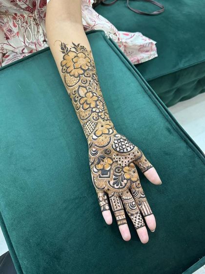 A clear shot of this elegant and detailed design.