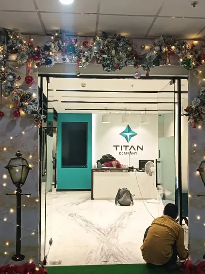 A little behind the scenes look! Here's our team adding the finishing touches with fairy lights to the Christmas entrance decor at the TITAN Company office.