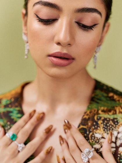 Another angle of the tortoise shell nail art, showing how the design catches the light. This set proves that nail art can be a key part of a complete, high-fashion look.