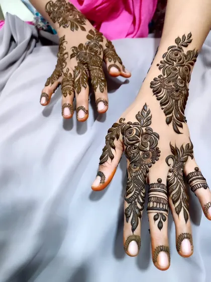 A delicate and graceful floral design, perfect for party or engagement henna.