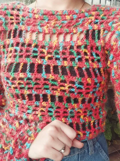 A close-up of the mesh stitch and the beautiful colors in the yarn.