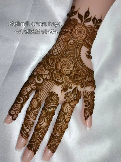 This design combines the softness of roses with the structure of geometric grids on the wrist. Learning to balance different types of patterns is essential for creating complex and visually interesting bridal henna.