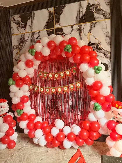 The full Christmas balloon ring setup with two Santa pillars.