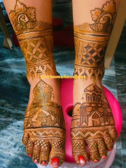 A full bridal leg mehandi with palace and peacock motifs. This is a very grand design that looks stunning with bridal footwear.