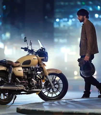 Styling for this Honda CB 350 campaign was about capturing a mood. Here, I created a rugged, urban biker look with a classic leather jacket and dark jeans, set against a moody, nighttime city backdrop.