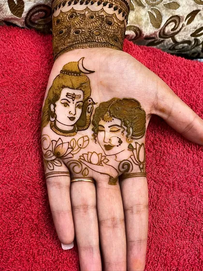 For clients who want to include spiritual elements, I create detailed portraits of gods and goddesses. This design features Lord Shiva and Parvati on the palm, drawn with careful attention to their divine features and expressions.
