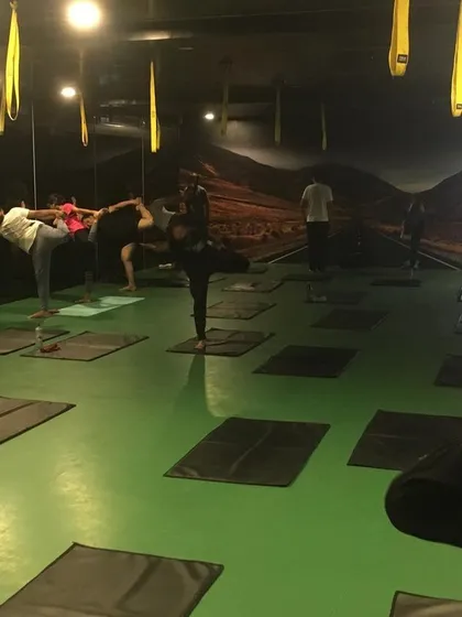 A full class practicing variations of Natarajasana. It's inspiring to see so many people on their yoga journey together.