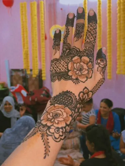 A shot of a floral Arabic design taken during a mehendi party. This style is perfect for guests who want something beautiful but not as heavy as a full bridal design.