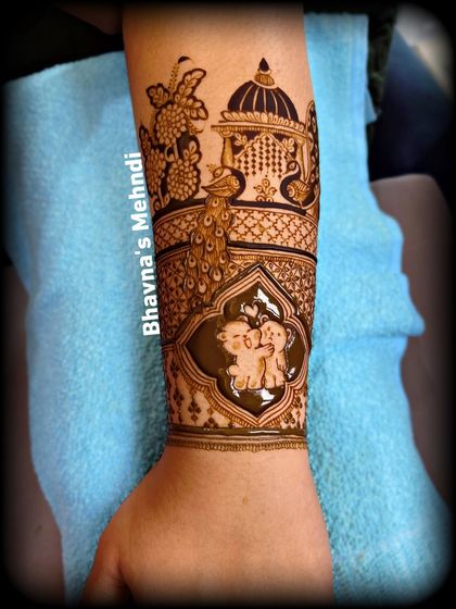 The figures and cuff are filled in, showing the contrast between bold and fine lines.