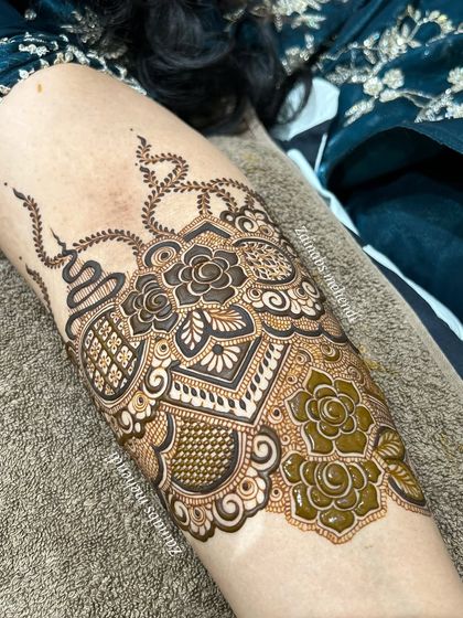 A detailed shot of the upper arm band.