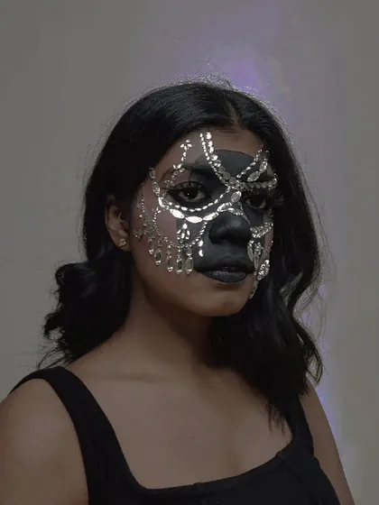 The filter really makes the silver rhinestones pop against the black base in this photo.