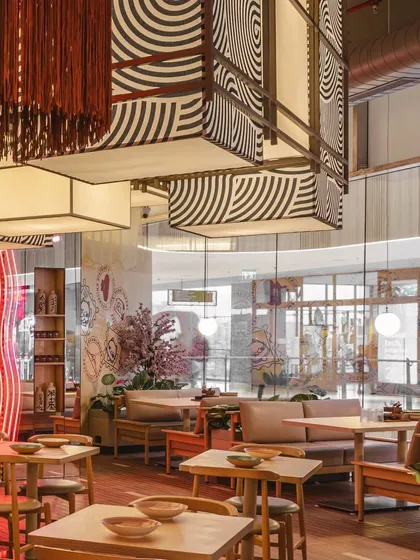 To design a successful casual dining space, we create multiple seating options, add quirky brand elements, and ensure easy navigation. This approach makes the restaurant a happening hub for diverse crowds.