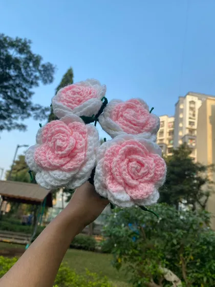 Another view of the lovely two-toned pink and white crochet roses, perfect for a soft and romantic bouquet.