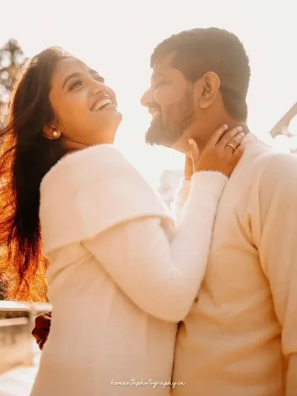 Bathed in the warm glow of the golden hour sun, a couple shares a joyful laugh on a city bridge. This candid shot highlights my use of natural light to create warm and authentic urban portraits.