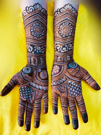 A quick yet elegant bridal henna design. It features beautiful mandalas and geometric patterns, proving that even simpler designs can be incredibly stunning.