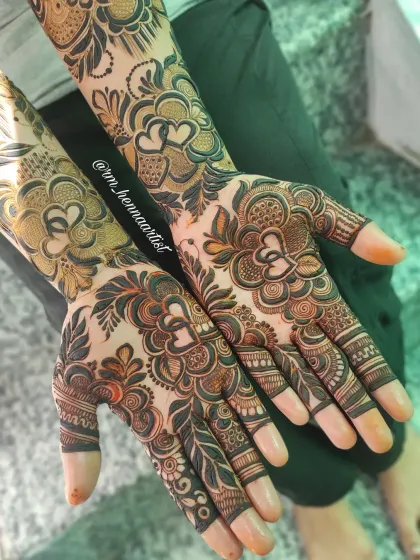 Mashaallah, so much love for how this full-hand floral design turned out. The details on the fingers and the heart shapes hidden in the flowers make it extra special.
