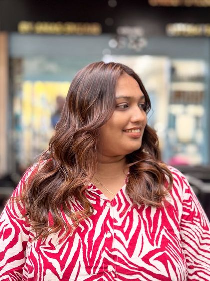 Who says copper doesn't suit Indian hair? This copper glow proves them wrong, with a beautiful, warm shade that radiates confidence.