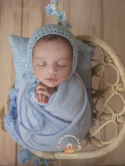 This hanging swing prop creates such a dreamy and whimsical feel. I always ensure the baby is posed safely and comfortably for these more creative shots.