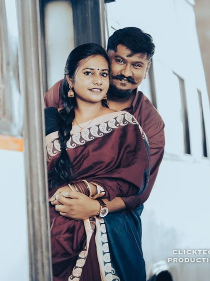 A sweet embrace by a bus, the couple in traditional wear, creating a nostalgic and romantic pre-wedding portrait.
