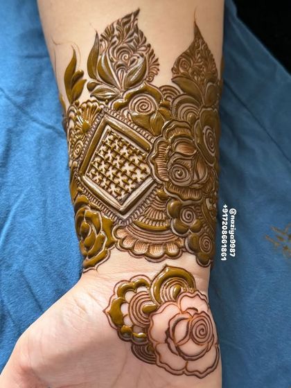 This design combines a geometric jaali cuff with soft, shaded roses for a beautiful mix of styles.
